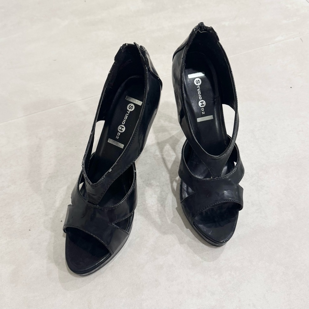 Elegant Black Strappy Heels for Formal Occasions